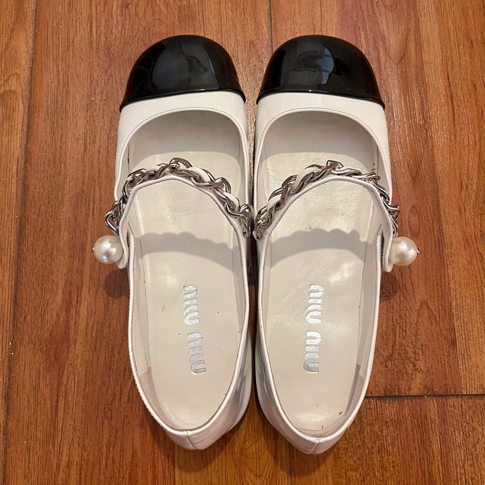 Miu Miu White Leather Mary Jane Flats with Black Cap Toe and Pearl Chain Size5.5